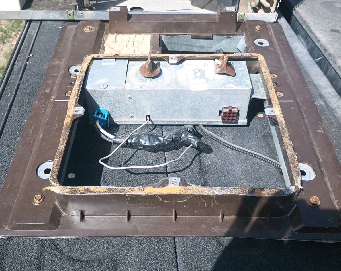 Used Dometic RV Camp Trailer Air Conditioner 13500 Cooling Amps QC135-C