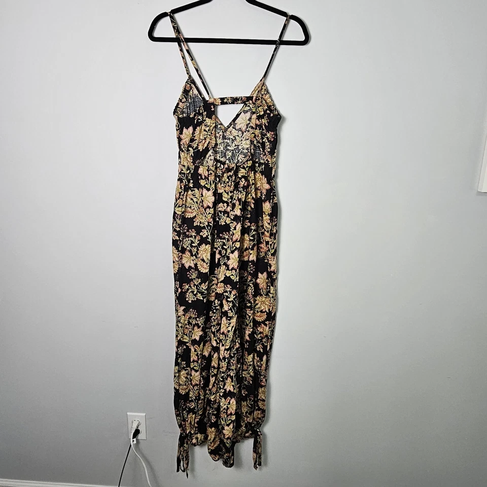 Free People Stand Out 黑色花卉连身裤小号气球腿连体领带 — 第 2/4 张图片