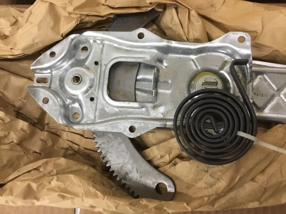 Регулятор правого окна NOS Ford 97 98 99 00 01 02 Expedition Lincoln Navigator - Изображение 2 из 4