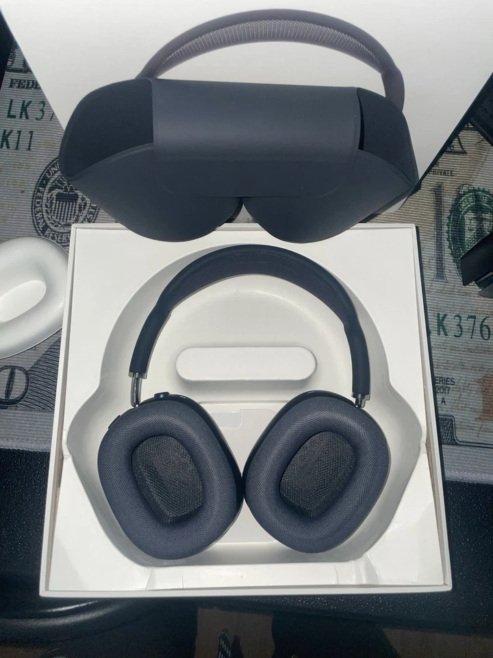 AirPods Max - Image 2 of 4