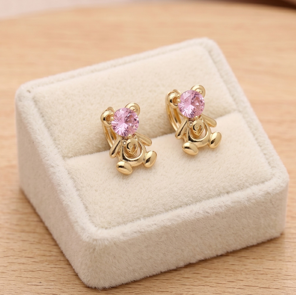 Créoles enfant ourson plaqué or et son zircon rose comme un doudou précieux
