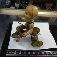 VINTAGE UNIQUE ART- KIDDY CYCLIST- WIND-UP BOY ON TRICYCLE TIN TOY- DOSEN'T WORK