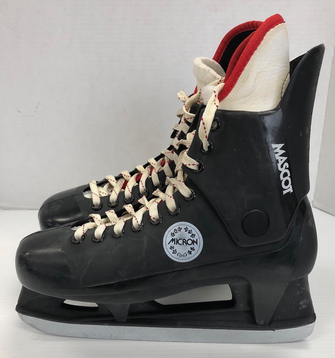 Dessin continu d'une ligne d'une paire de patins à glace suspendus