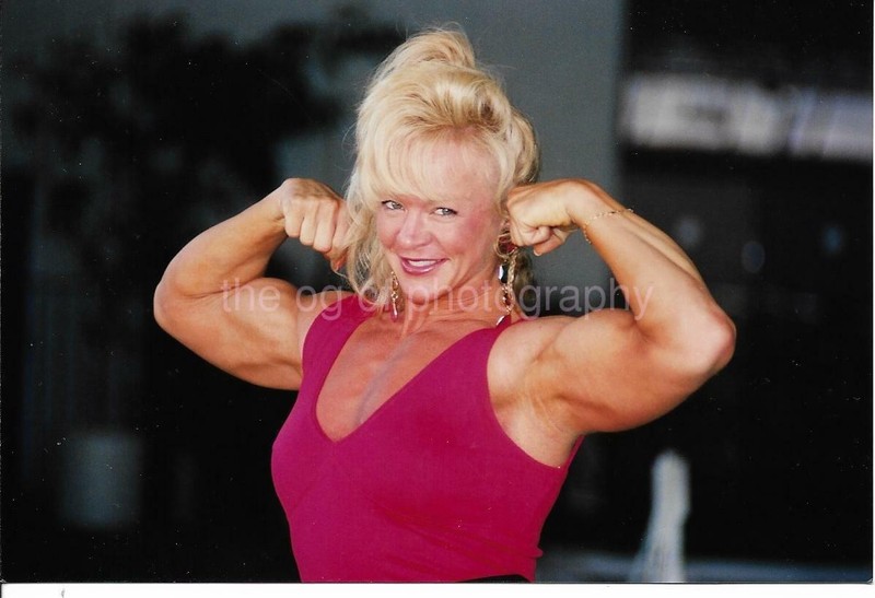 FEMALE BODYBUILDER 80's 90's FOUND PHOTO Color MUSCLE WOMAN Original EN 17 23 ZZ