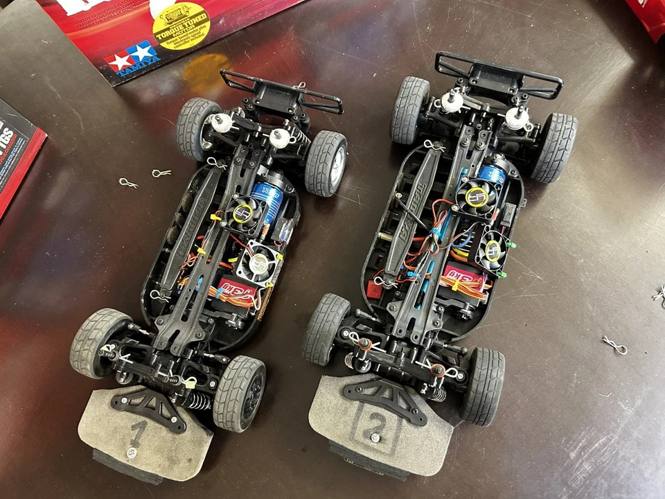 Lot 2 camions RC Tamiya TT-01E Racing Truck 1/14 – 2 châssis, 4 carrosseries, bo - Photo 3/4