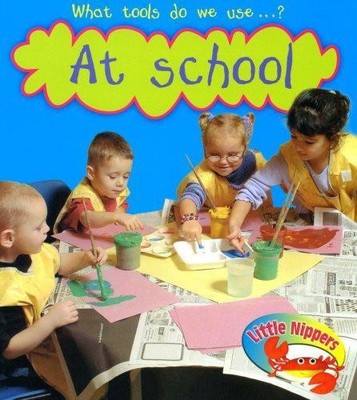 At School (Little Nippers: What Tools Do We Use?) (Little... - Vicky Parker