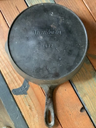 Wardway (by Wagner) 1432 Cast Iron Skillet w/ Heat Ring 10”