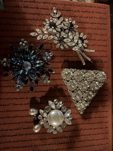 Mid 20Th Century Vintage Costume Jewelry Brooches (1940–1960) from GMA.