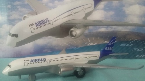 Isolé D'un Avion De Ligne Airbus A350 Xwb 2013 Wide Body Jet Sur Fond