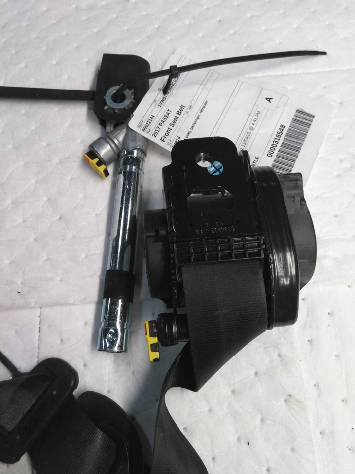 Used Front Right Seat Belt Front fits: 2017 Volkswagen Passat bucket seat passen - Image 2 of 4