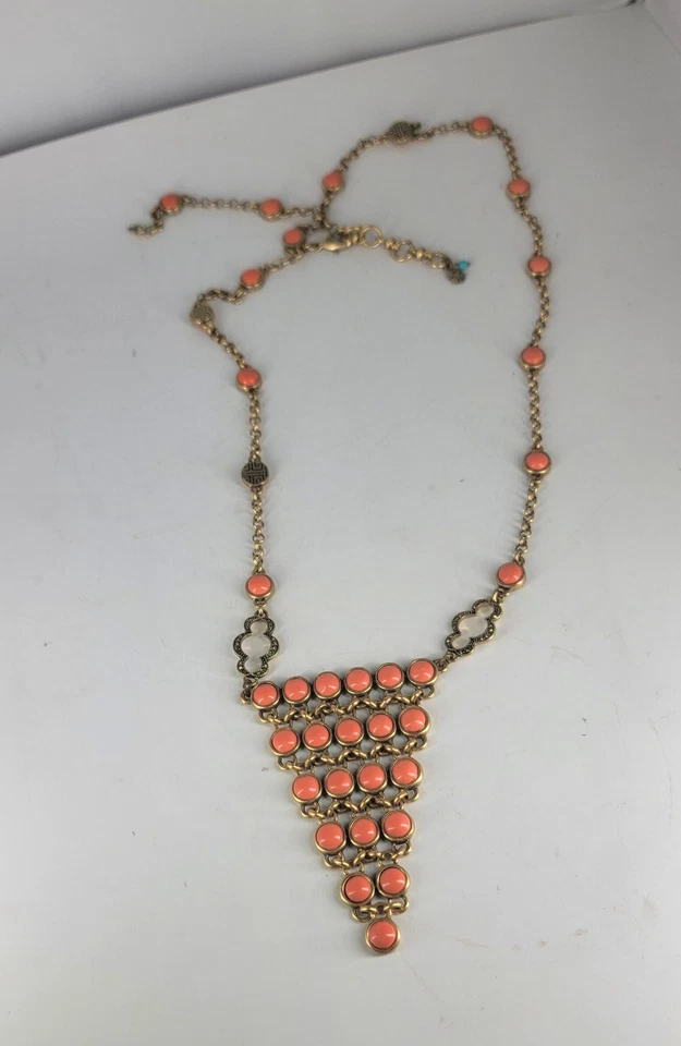 Collar llamativo marca Lucky en capas tono dorado con piedras de color salmón Foto 3 de 4