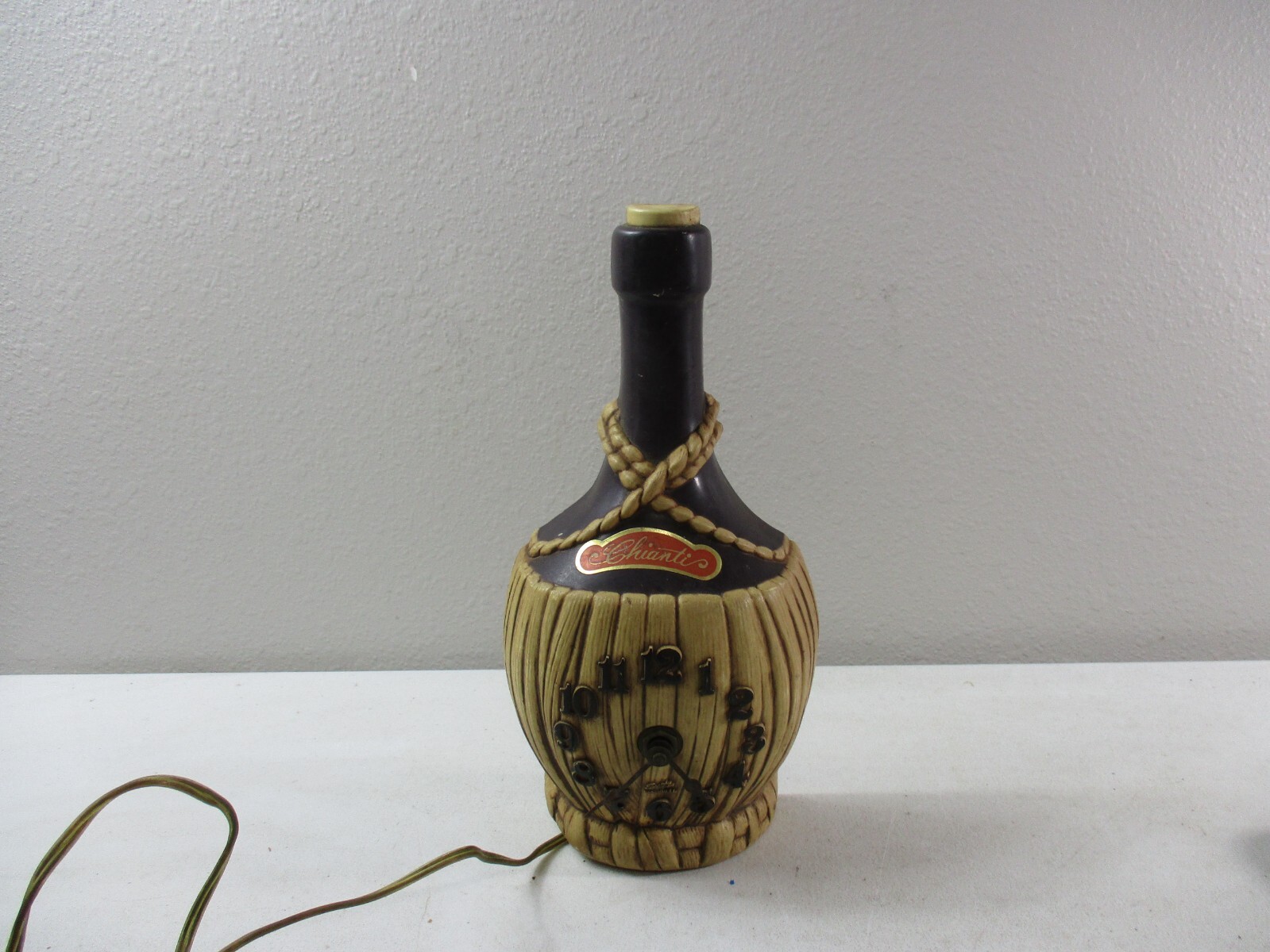 Mid-century Vintage Spartus Chianti Wine Bottle plastic Clock working
