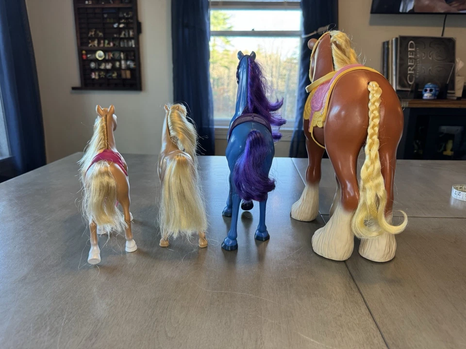 Lote de 4 caballos de juguete surtidos - Disney Philippe, Monster High Nightmare, Barbie Foto 4 de 4