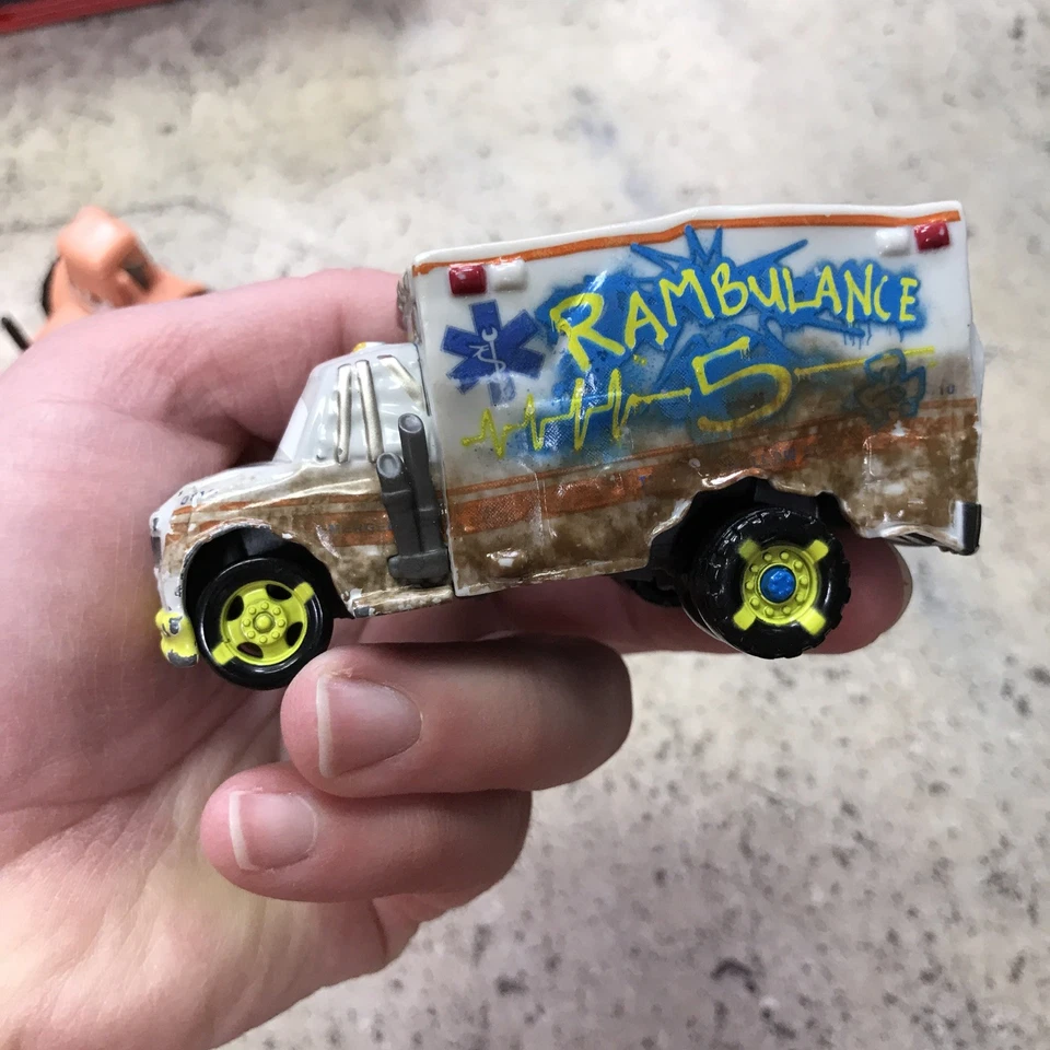 Disney Pixar Cars Mack Hauler Remolque Larga Transformación Juego Dr Daño Leer Foto 4 de 4