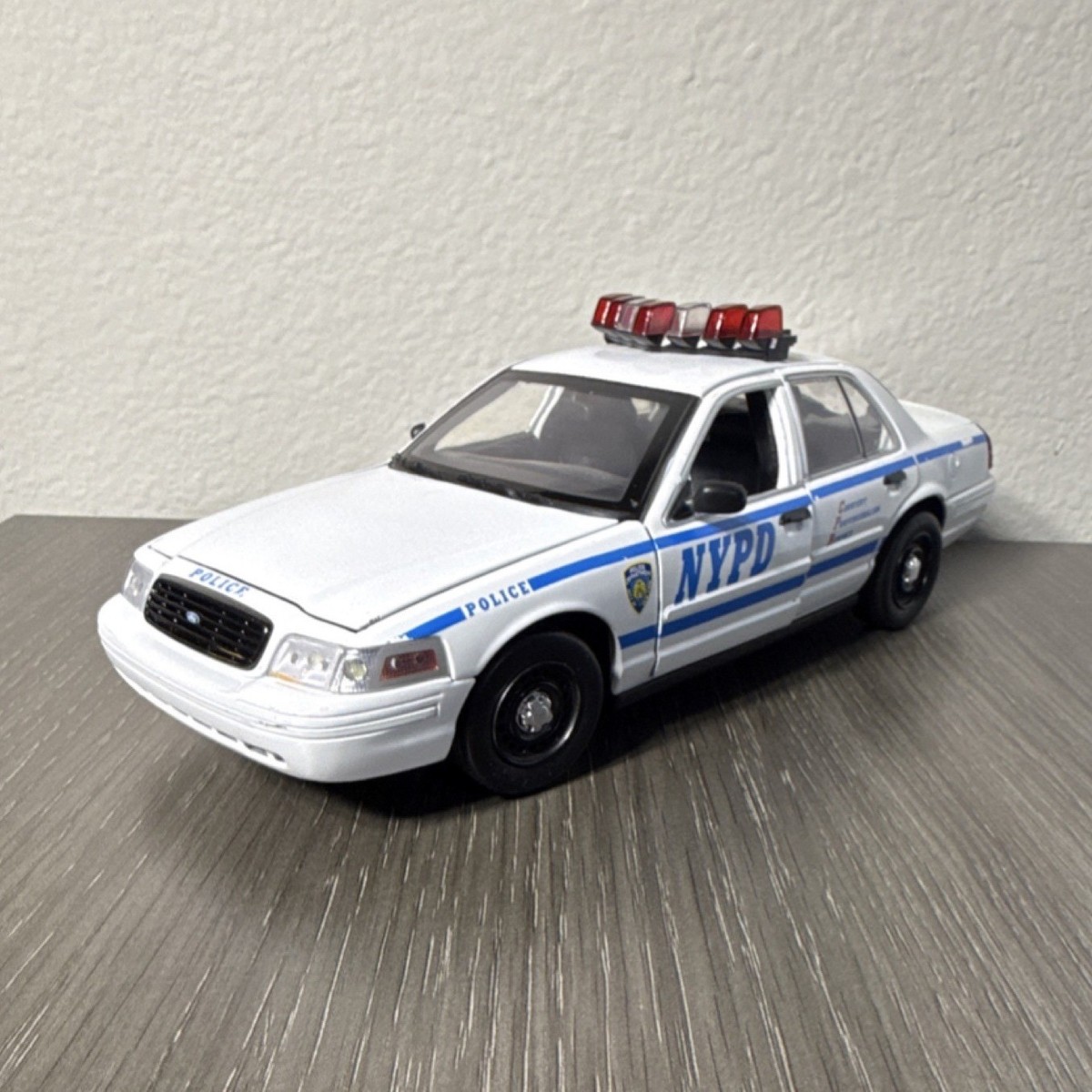 1/18 グリーンライト クラウンビクトリア NYPD ニューヨーク市警 