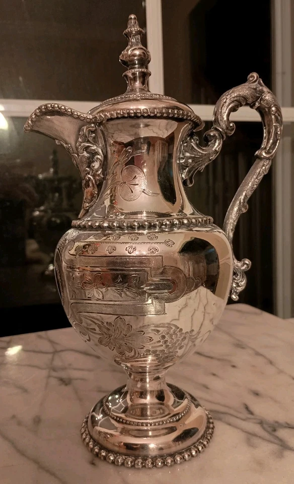 Meridan Brittania Co 1835, tetera/olla de chocolate ornamentada, plato de plata, 9,5" Foto 2 de 4