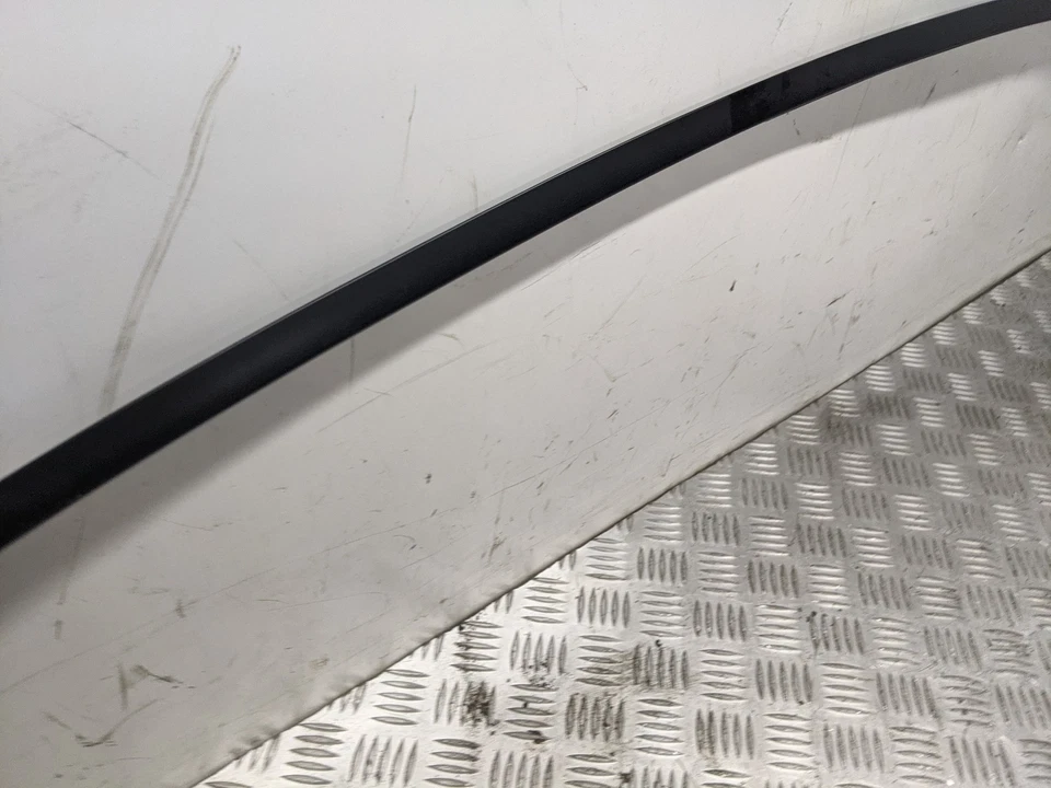 Bmw 118i Se E81 2010 Window Trim (drivers Front/rear) — 第 3/4 张图片