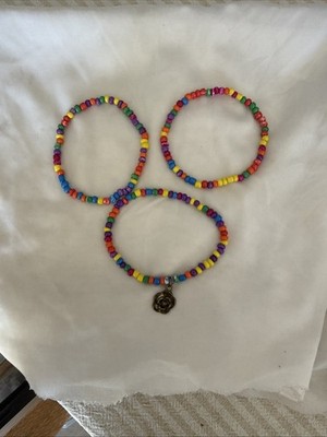 3 Vintage Regenbogen Perlen Armbänder 1 mit Rosenanhänger. 