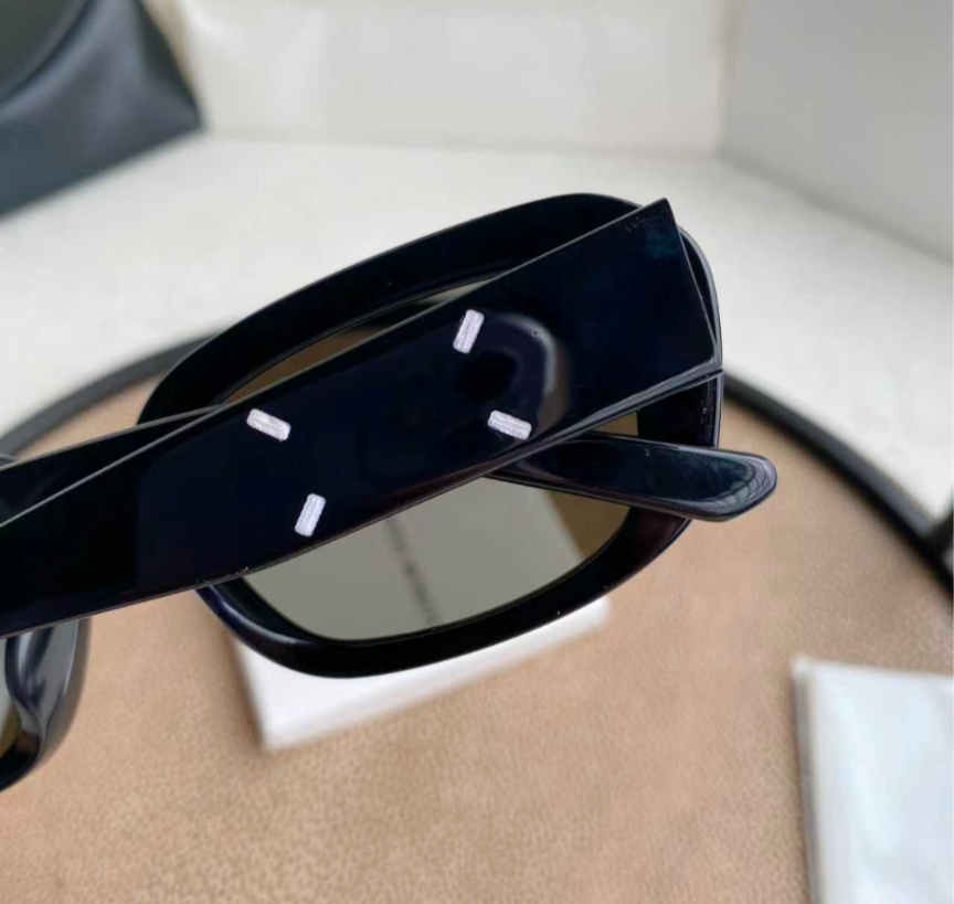 Gentle Monster Maison Margiela MM207 01 Oval sunglasses Black/Gray