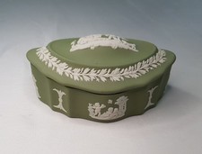 WEDGEWOOD GREEN JASPERWARE TRINKET BOX BLIND MAN'S BLUFF CHERUBS AND DOG AT PLAY