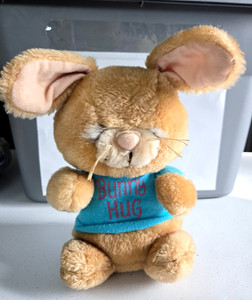 SNUGGLE BUNNY HUG Shirt Tales stuff Knickerbocker 1981 Vintage Tan Rabbit plush