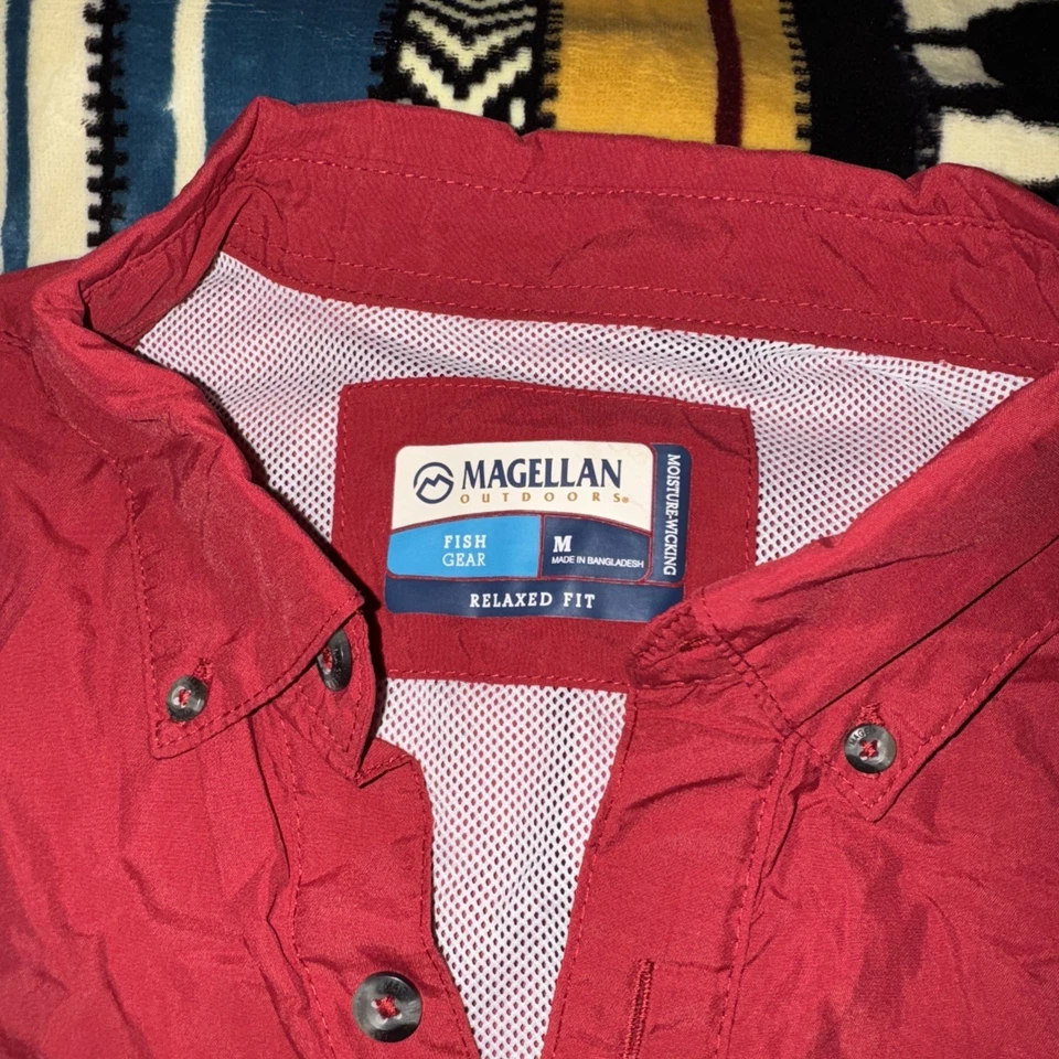 Magellan Fish Gear Red Angler Fit Mag Chill 短袖纽扣中号衬衫 — 第 3/3 张图片
