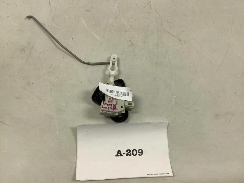 2003 AUDI A4 SEDAN TRUNK LID RELEASE SERVO MOTOR OEM+ - Image 4 of 4