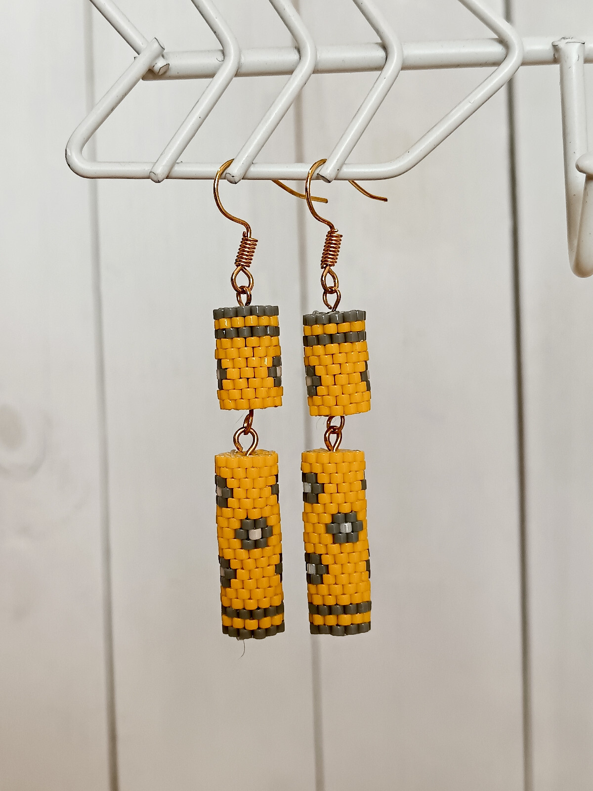 Boucles d'oreilles en perles jaune et gris le bijou idéal du quotidien au bureau