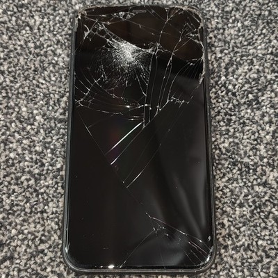 Apple iPhone 11 - 64GB - Schwarz - Netzwerk unbekannt - Ersatzteile oder Reparatur defekt