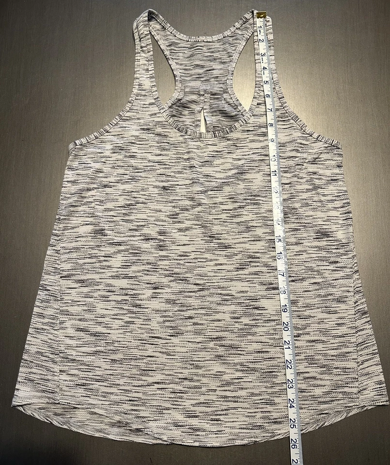 Camiseta sin mangas Lululemon blanca Salute the Sun usada en excelente estado tigre tinte espacial talla 8 Foto 3 de 4