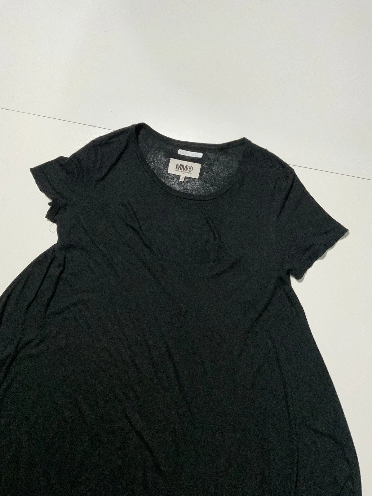 T shirt MM6 Maison Margiela Italy nera asimmetrica indossata da Tatum O'Neal