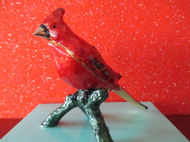  1697   CARDINAL ~ BRILLIANT BEAUTY  ~ ENAMELED TRINKET  BOX 