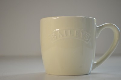 Baileys Irish Cream Keramiktasse in cremeweiß für heiße Schokolade oder Kaffee