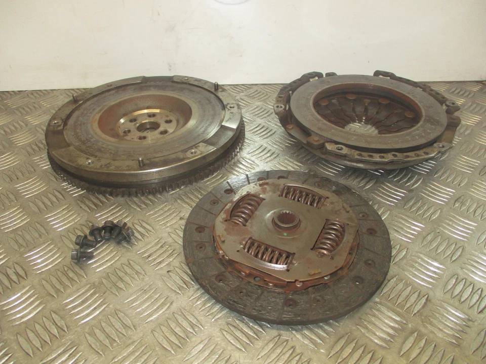 2015 Ford Fiesta 1.0 бензиновый Ecoboost YYJB. Маховик и сцепление 58K - Изображение 2 из 4