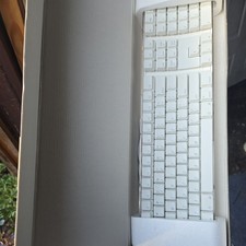 Brand New Genuine Apple A1048 English wired full size USB keyboard 658-0306 2SB