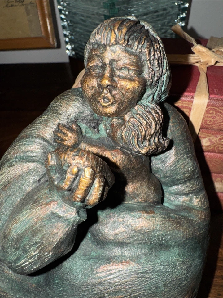 Escultura de metal bronce madre e hijo firmada persecución 9415 "it's Hot" Foto 3 de 4