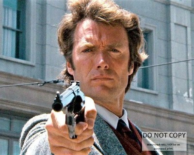CLINT EASTWOOD BRANDISHING HIS .44 MAGNUM IN ''DIRTY HARRY'' - 8X10 PHOTO (MW-244)