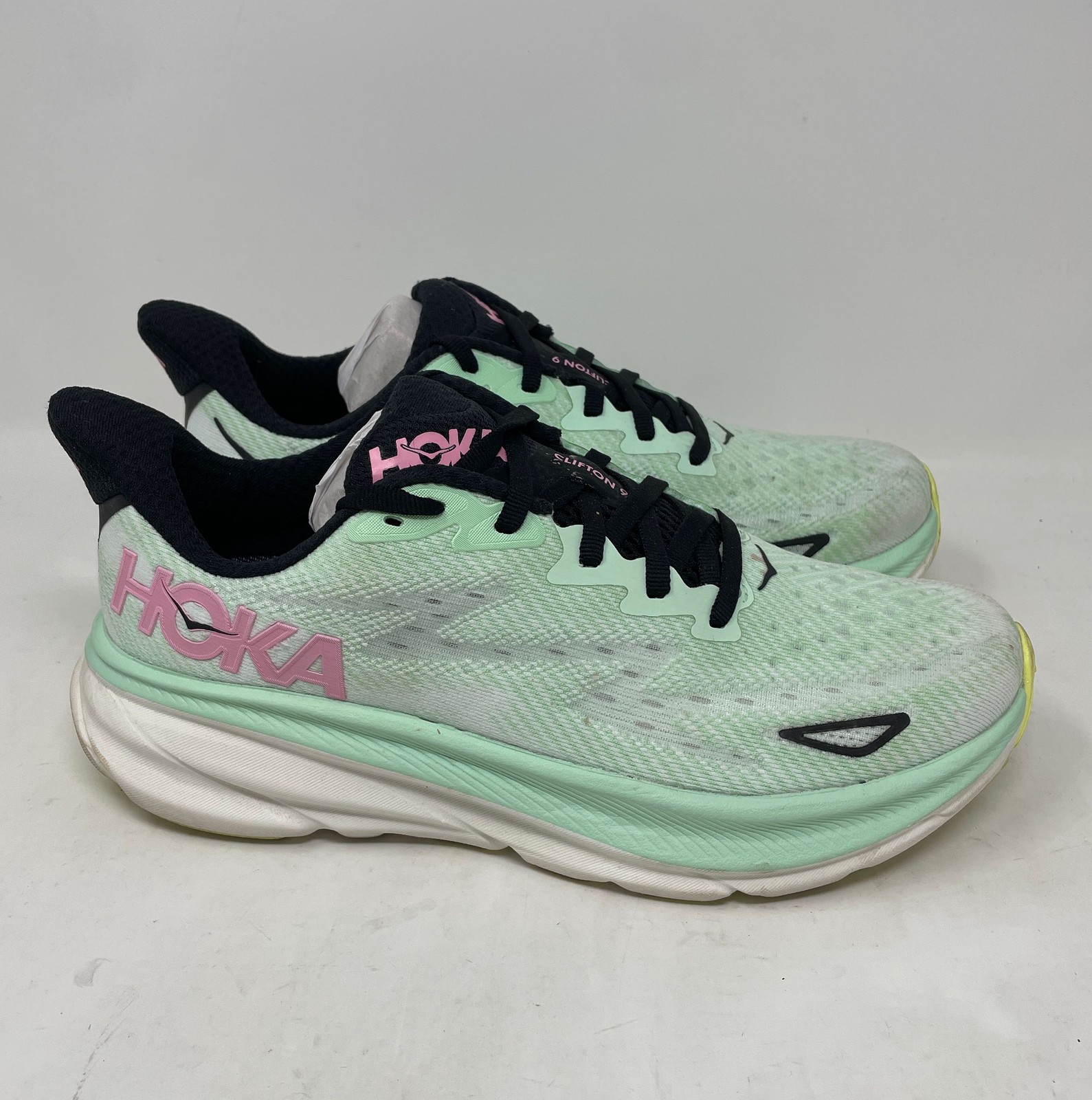 Hoka Womens Clifton 9 Sneaker in Mint Fluorite/Snow Melt Size 7.5