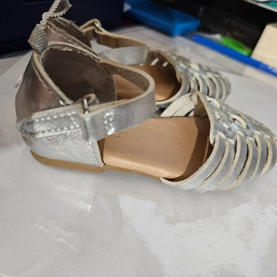 Old Navy Size 5 Huaraches Silver sandals - Image 4 of 4