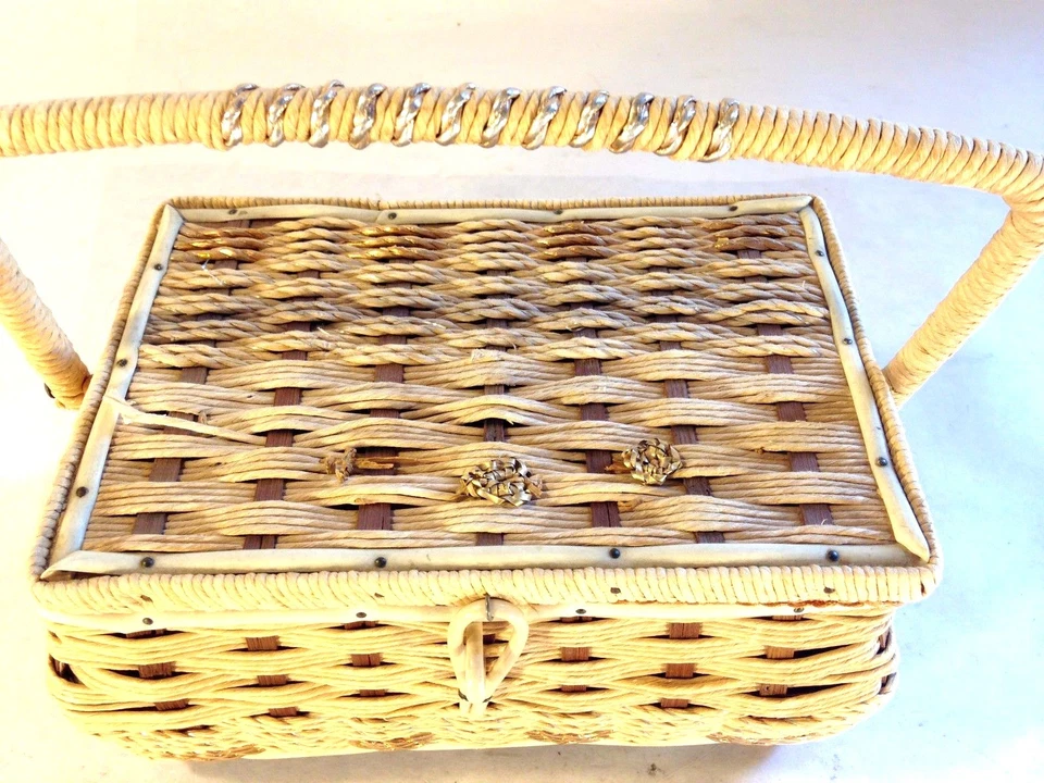 Caja de Costura De Colección Cesta Almacenamiento Plástico Blanco y Dorado con Asa Cartera Bolso de Mano Foto 2 de 4