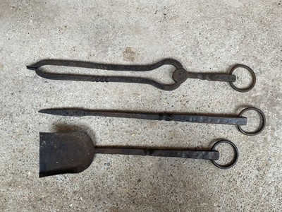 Antikes schmiedeeisernes Kaminbegleiter Set Poke Schaufel Zange