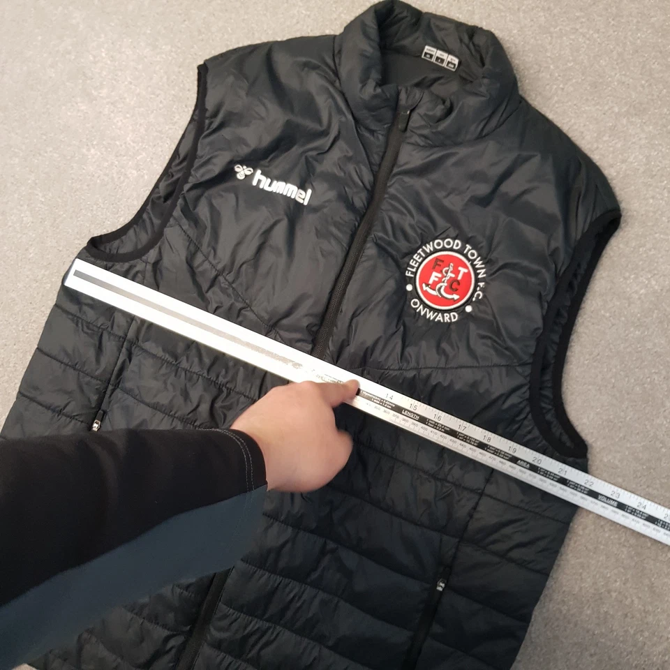 Chaleco Fleetwood Town para Hombres XL Negro Bodywarmer Chaqueta Fútbol Hummel FTFC Foto 4 de 4