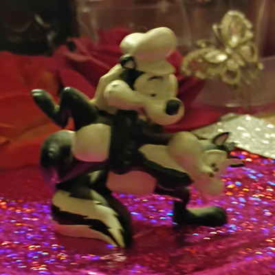 Warner Bros. Looney Tunes Pepé Le Pew Plastic Figurine Cartoon & TV Character