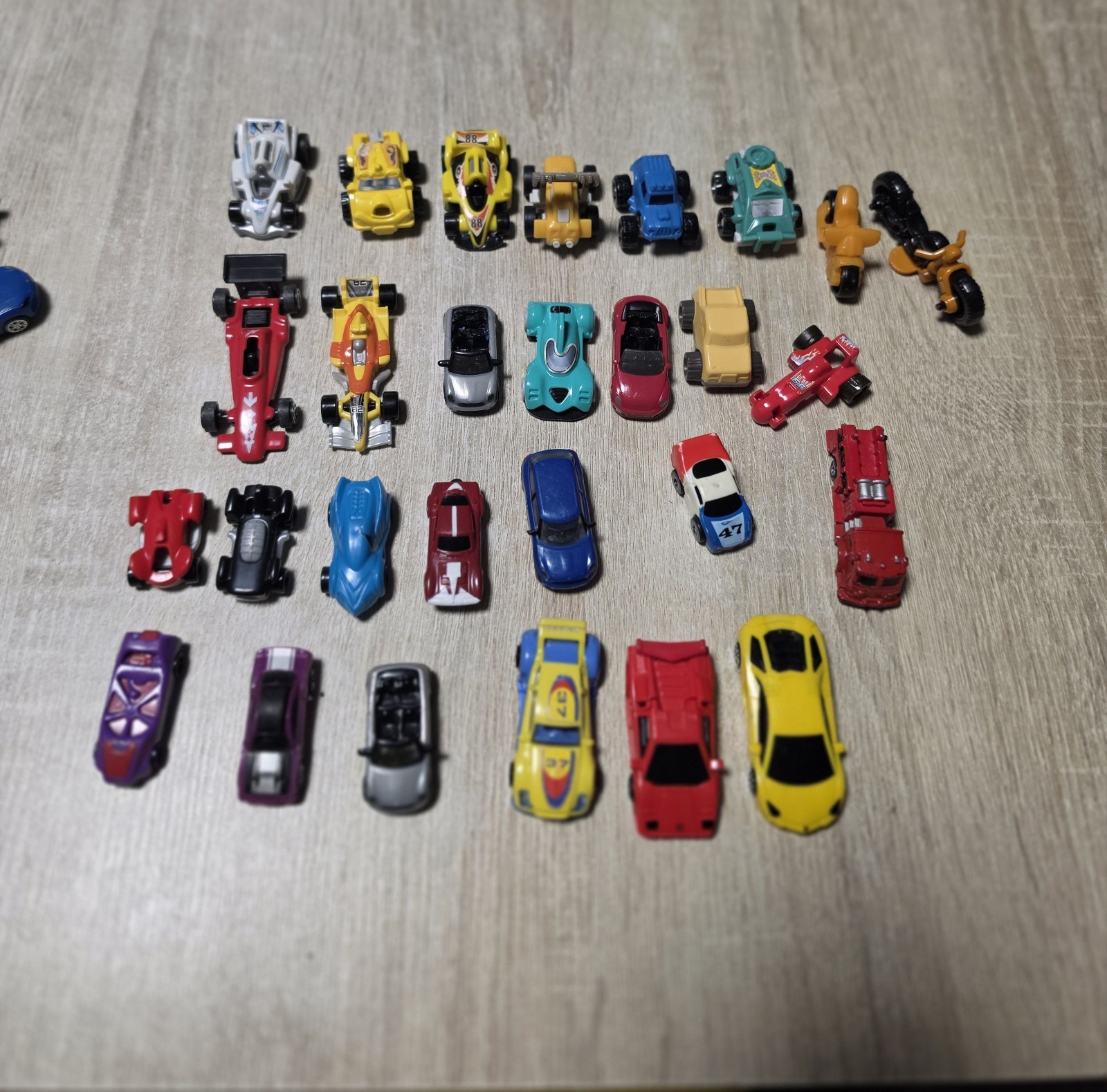 Lotto 28 Macchinine Hot Wheels Kinder Sorpresa Auto Moto Giocattolo Collezione