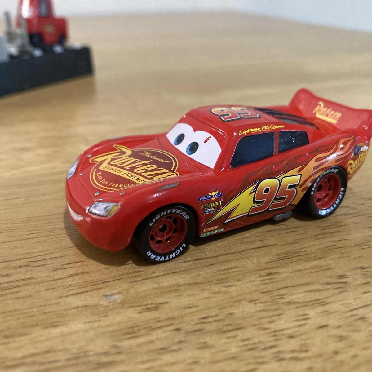 Disney Pixar Cars Pit Crew Launcher Set W/ Lightning McQueen Disney Pixar Cars Pit Crew Launcher Set W/ Lightning McQueen