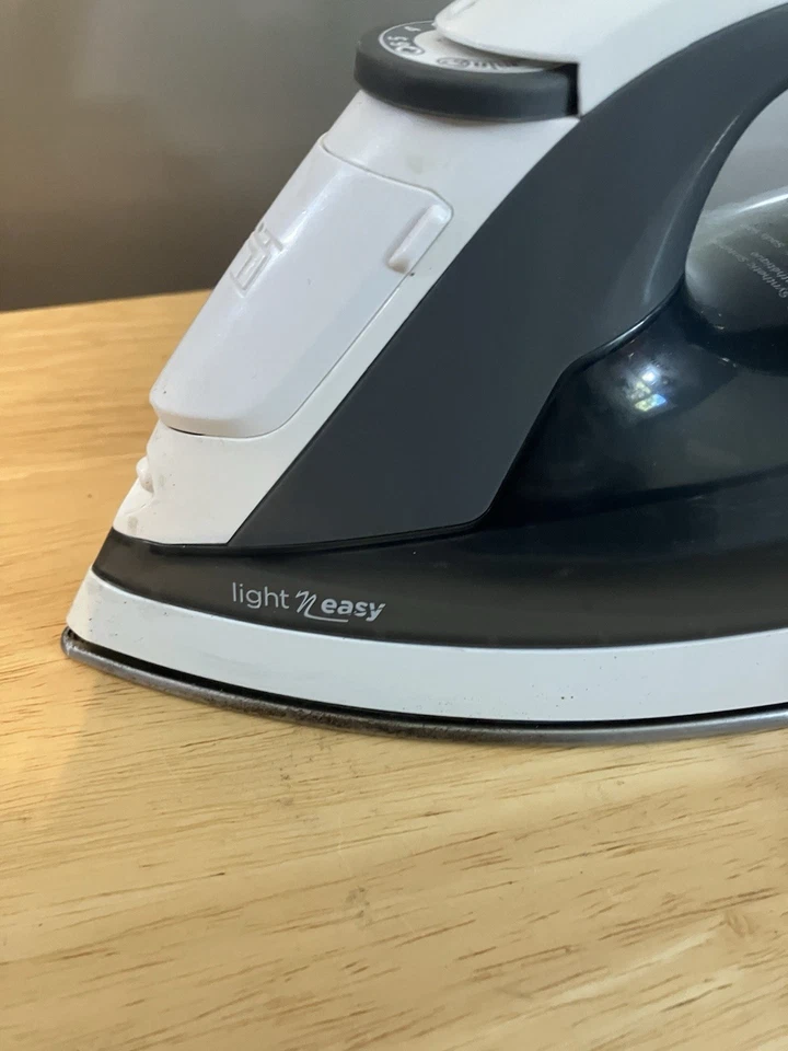 Black and Decker Light N Easy Steam and Dry Iron Vintage Model IR 1020S Tested - Image 3 of 4