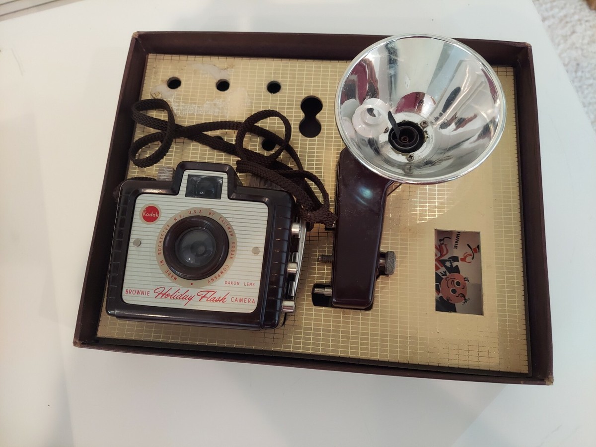 BROWNIE HOLIDAY FLASH OUTFIT CAMERA in ORIGINAL BOX KODAK 183M