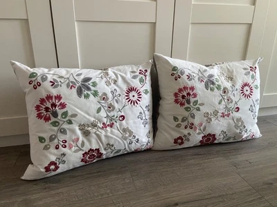 2 x IKEA ALVINE FLORA LANDHAUS DEKO-KISSEN inkl. FÜLLUNG Rückseite: Knöpfe GRAU - Bild 1 von 4