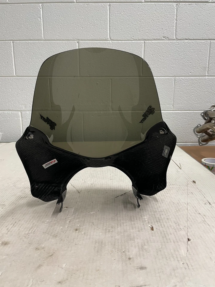 Capucha de carbono con parabrisas de gravedad cero Ducati Monster 900/S2R/S4R Foto 3 de 4