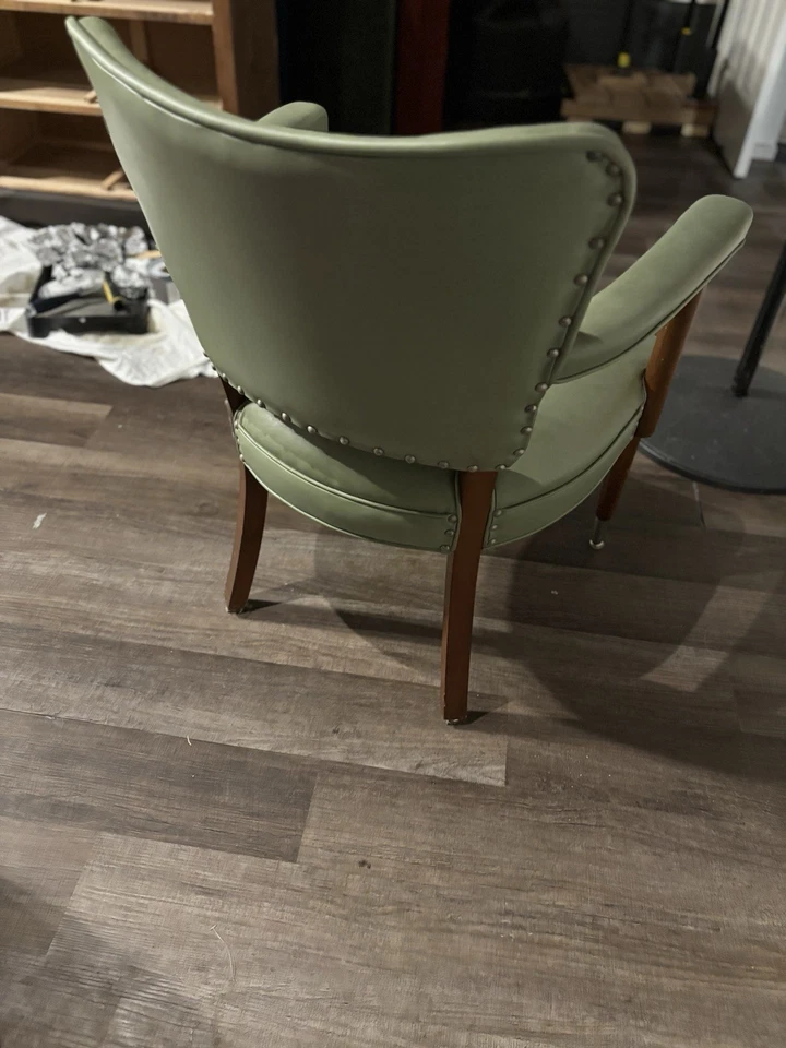 Antigua silla tapizada verde oliva mediados de siglo patas de madera mediados de siglo moderna de colección Foto 3 de 4